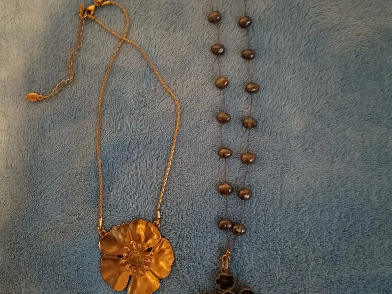 Billede 9 - Plastboks med diverse smykker fra Simili & Pilgrim