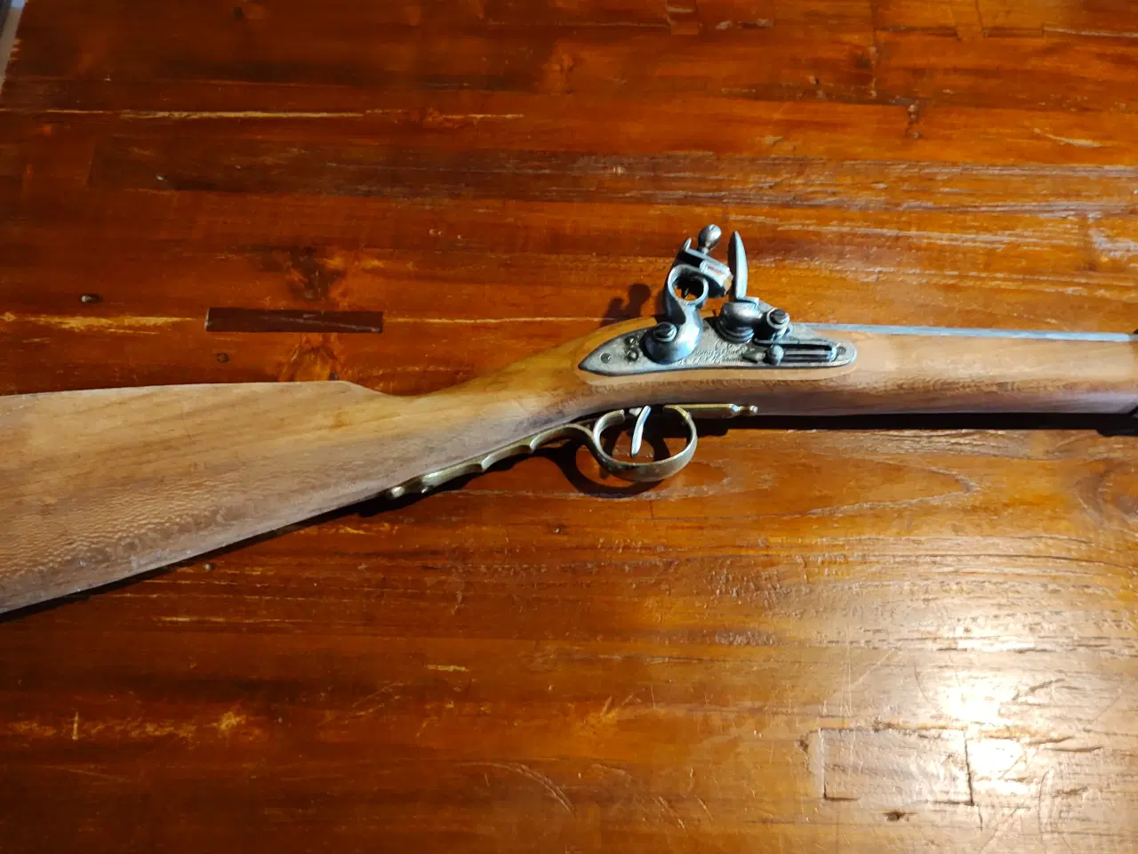 Billede 1 - Attrap gevær/riffel sælges med tilhørende vægophæn