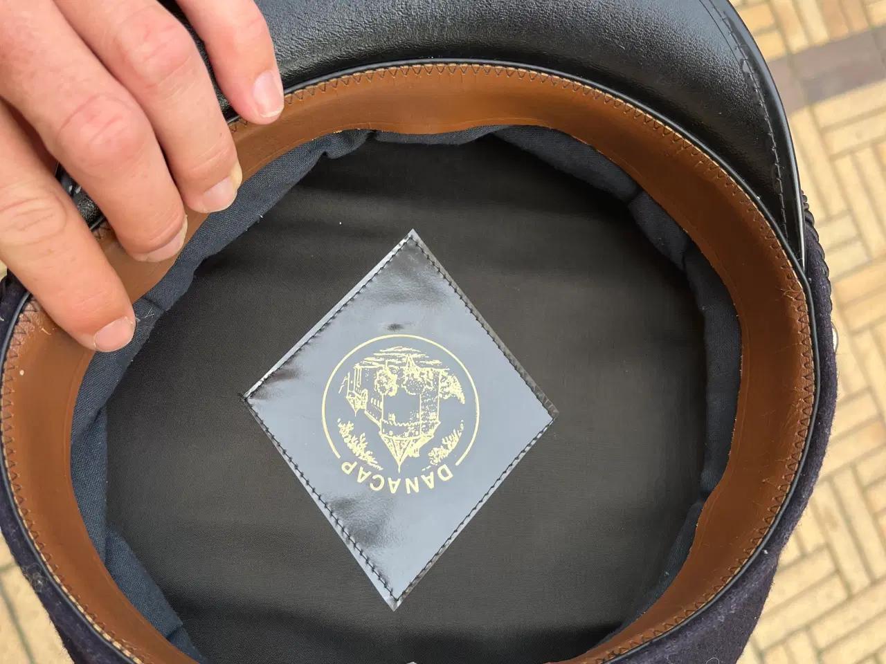 Billede 4 - Super velholdt Tuborg 120 år kasket