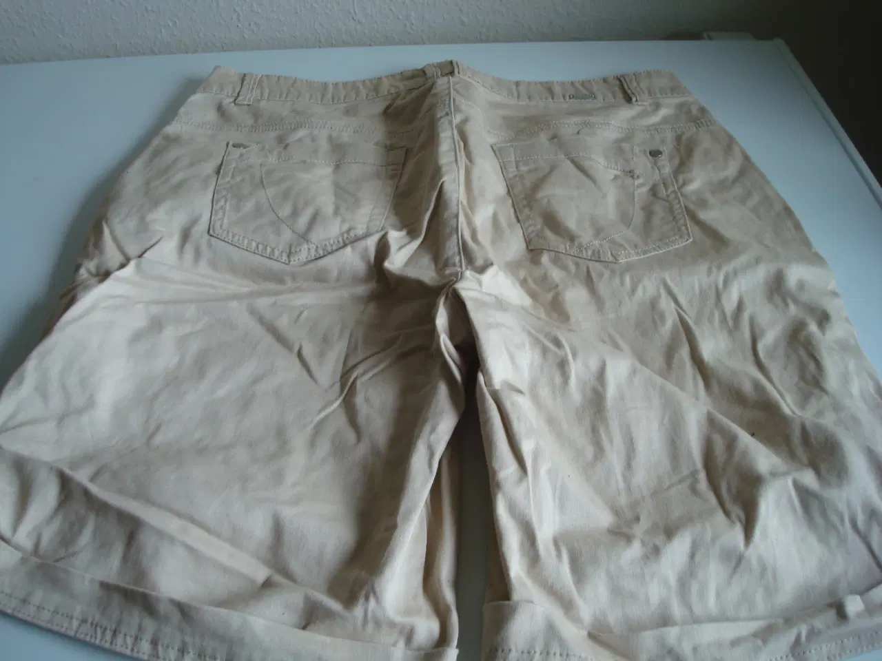 Billede 2 - Dame shorts Micha str. 44 med lynlås og knap