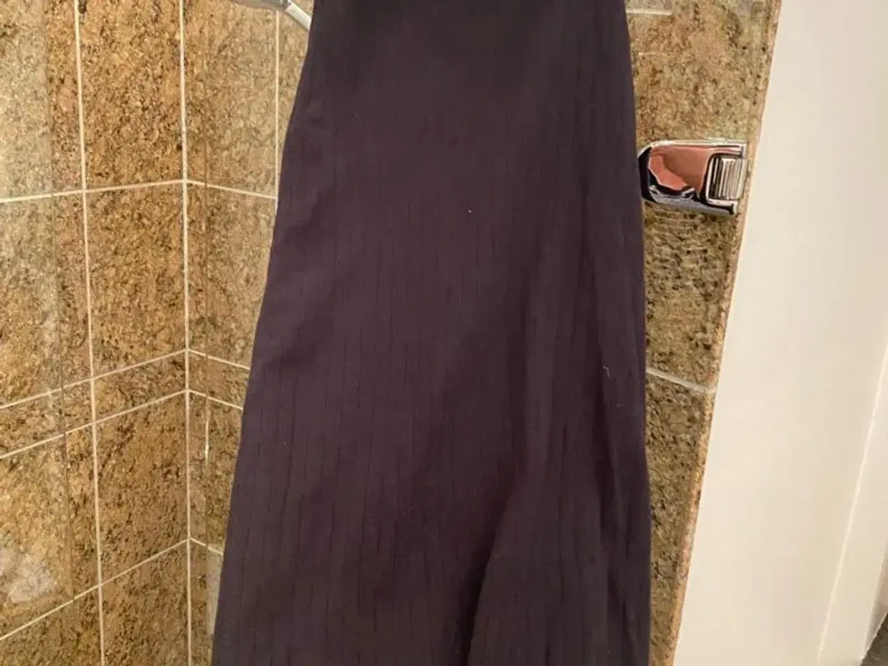 Billede 1 - Sort kjole str s med rullekrave