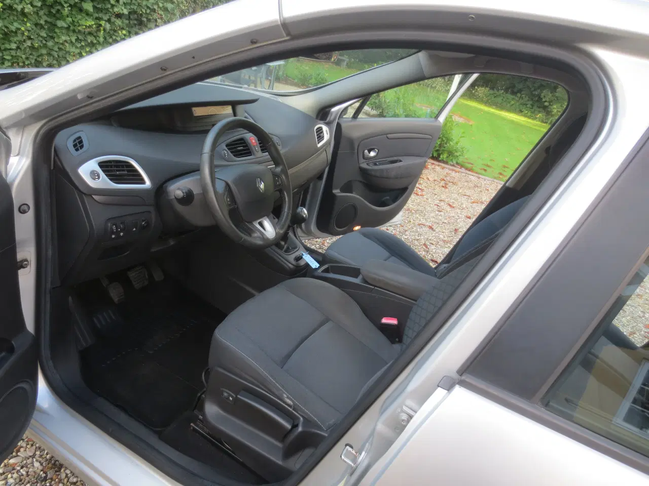 Billede 17 - Renault Scenic 1.6 i År 2010. Nysynet. 