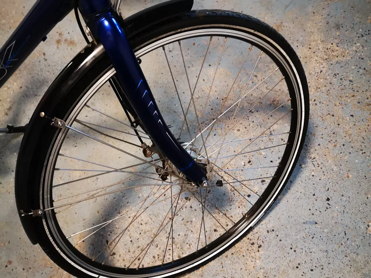 Billede 3 - MBK 28" 58 cm høj 7 gear , Dæk som ny, forlygte me