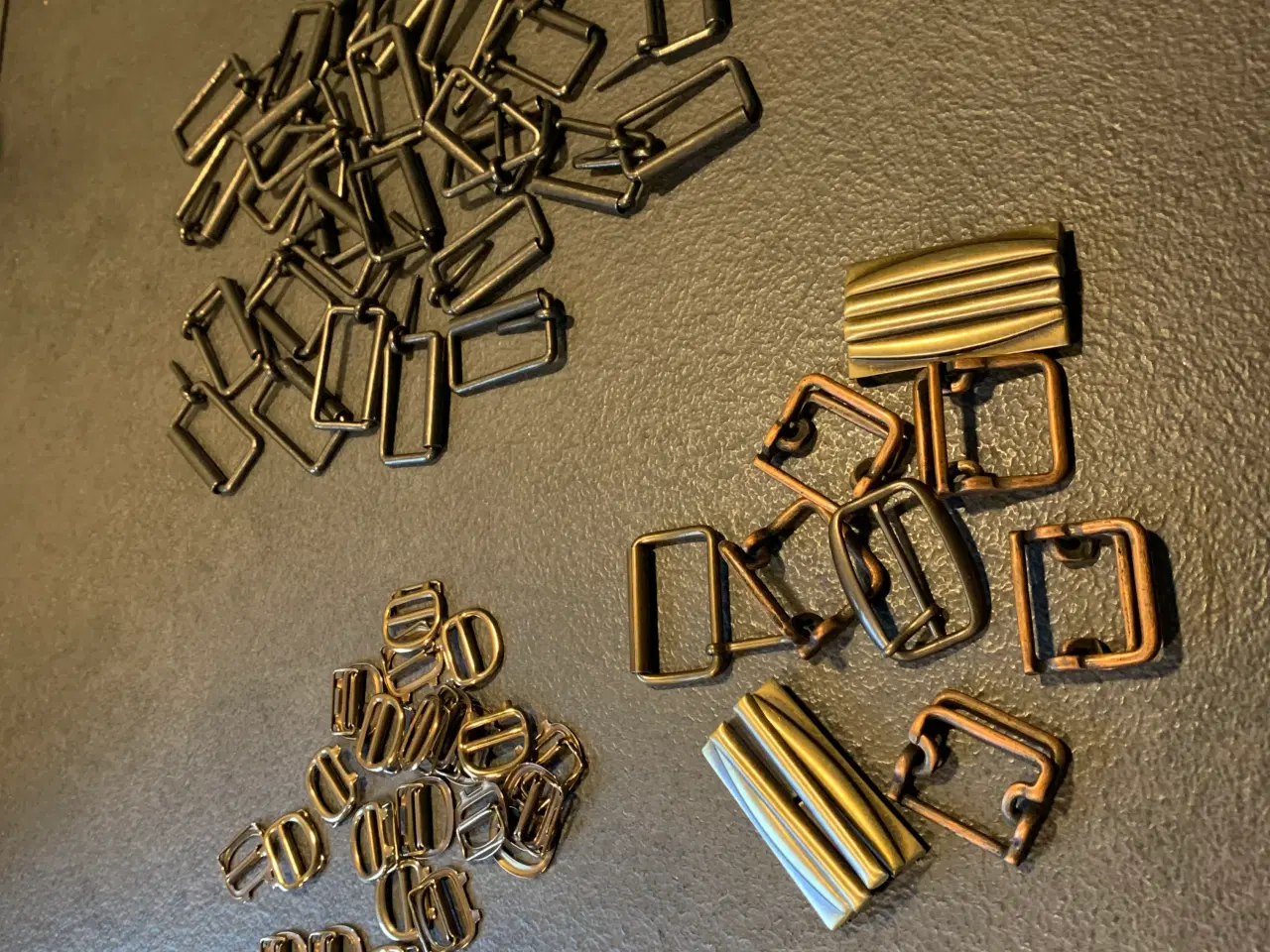 Billede 1 - 64 spænder fra nedlagt systue - samlet pris - NYE