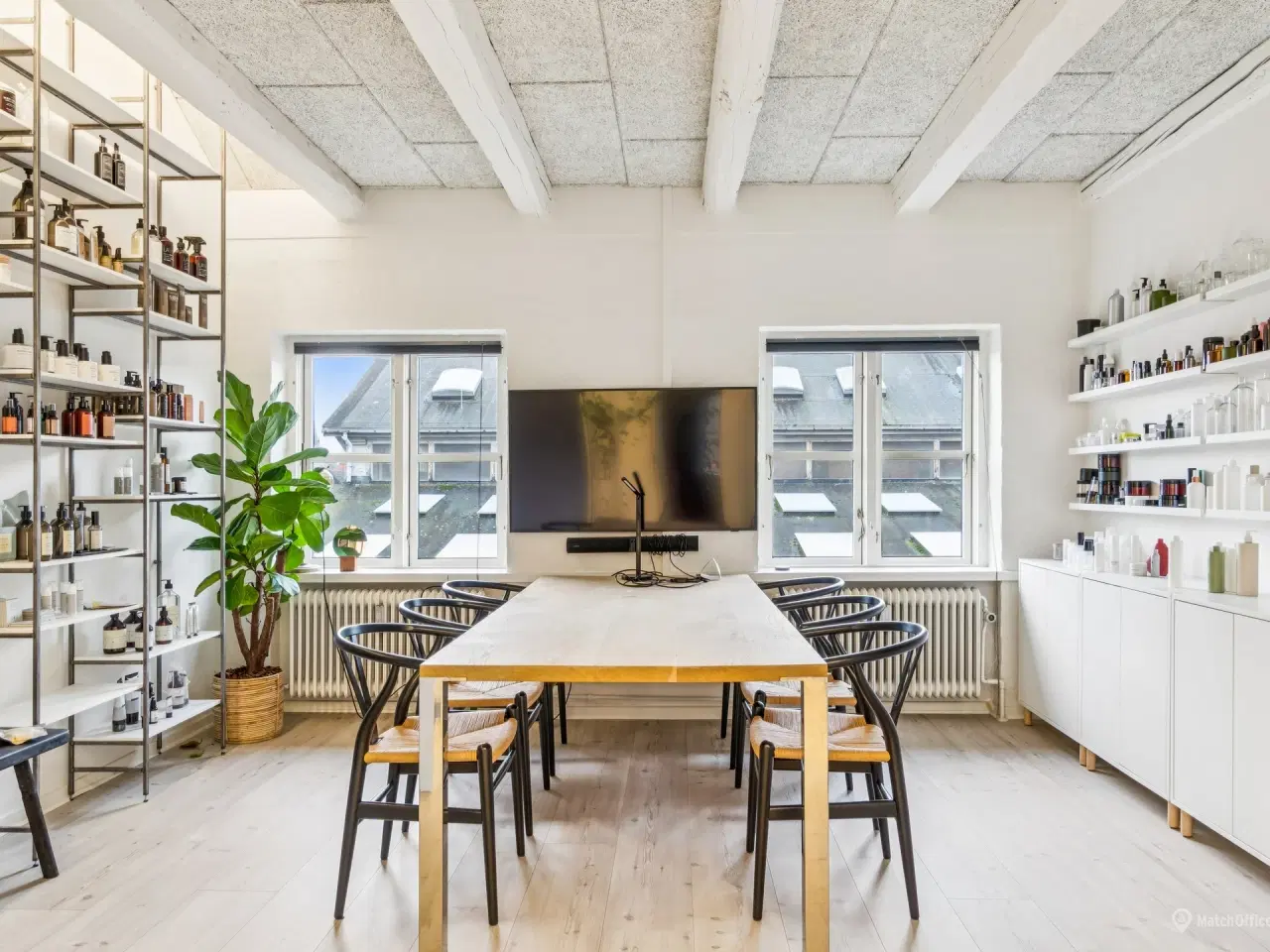 Billede 11 - Lyst og indbydende kontor med nordisk æstetik og unikke detaljer