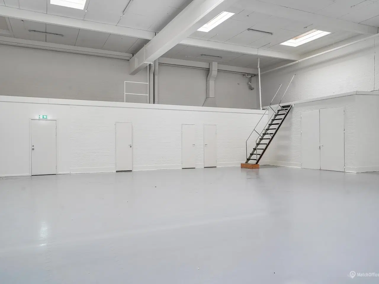 Billede 4 - Stort og generelt nyistandsat lagerlejemål.