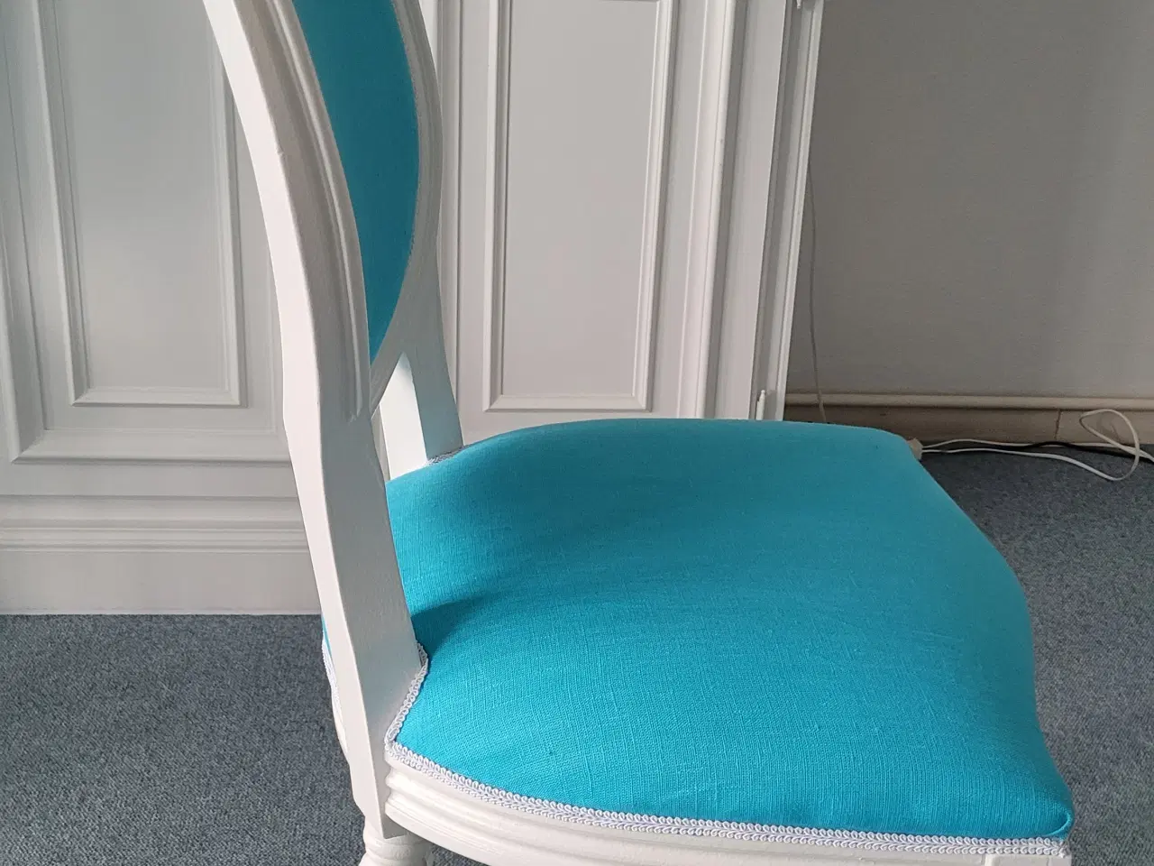 Billede 4 - Nyombetrukne hvide spisebordstole fra ILVA