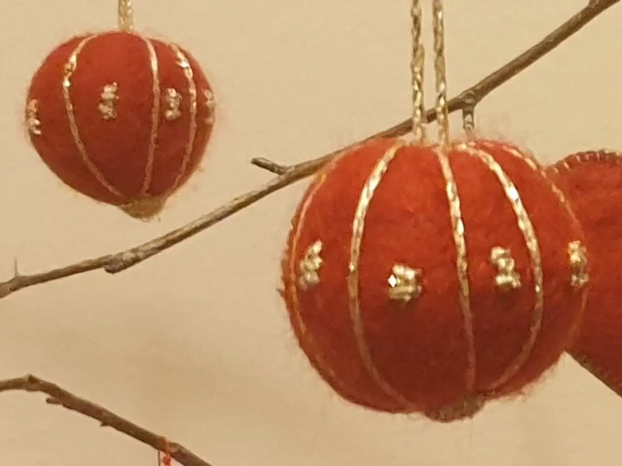 Billede 3 - Røde hjerter og kugler. Antikt pynt.