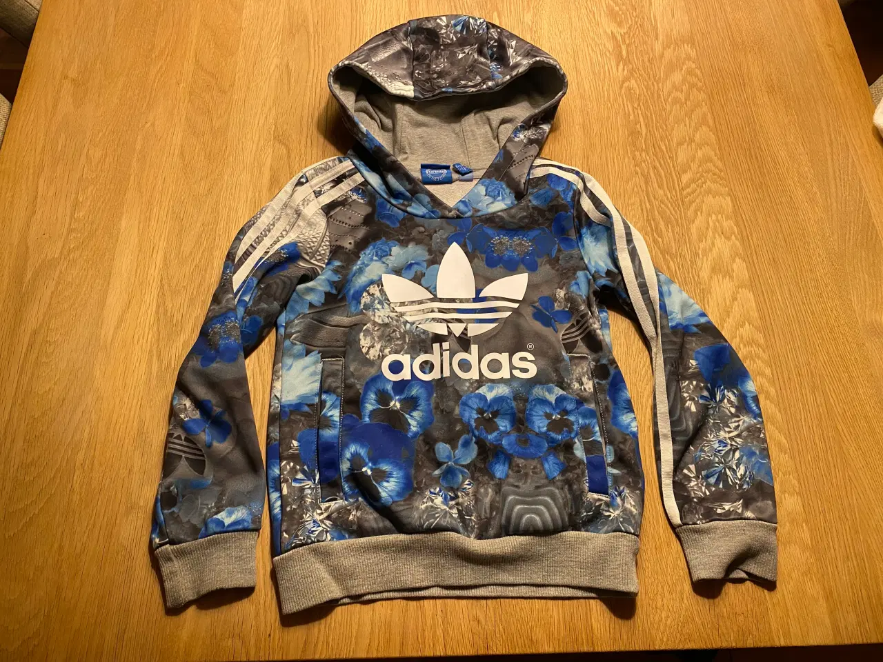 Billede 4 - Adidas bukser str. 128