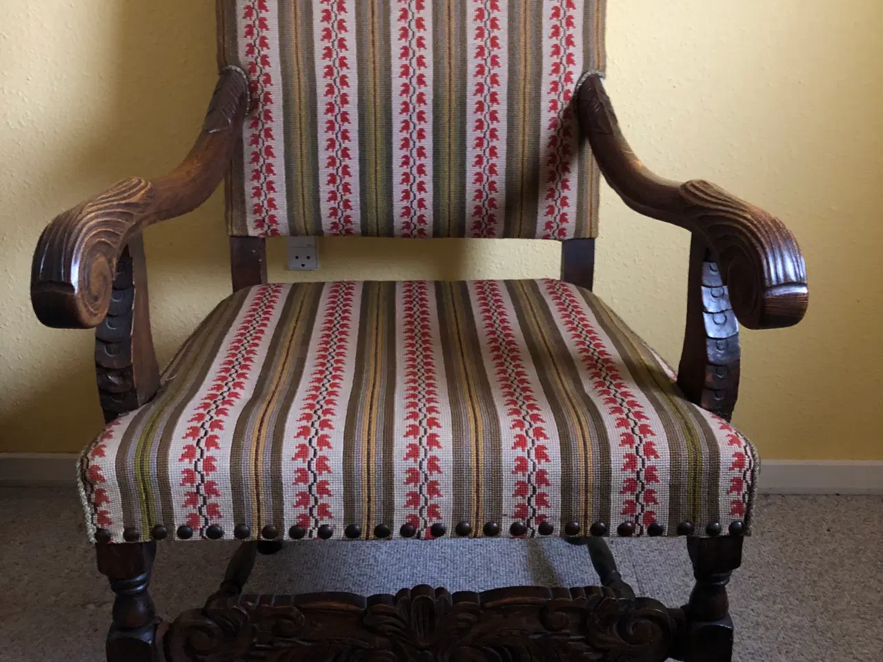 Billede 1 - Antik stol med udskæringer