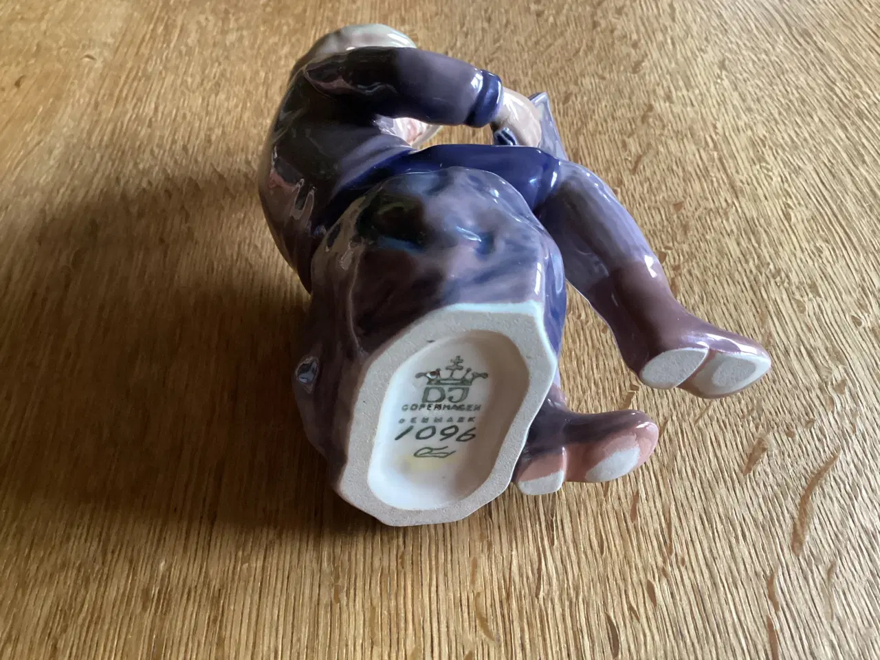 Billede 5 - DJ siddende dreng med kasket der læser i bog