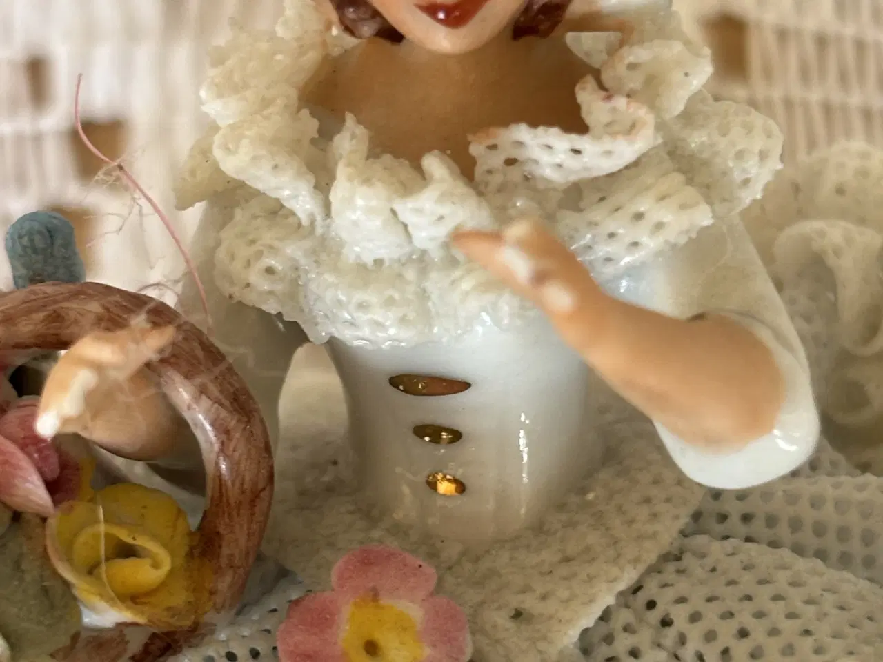 Billede 1 - Dame med kurv  måler 8 cm