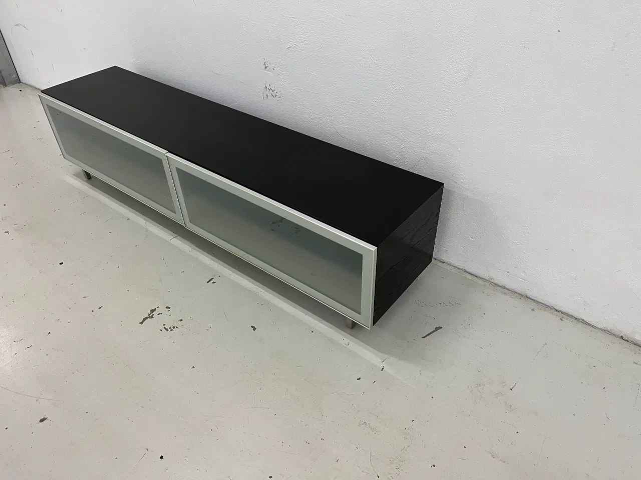 Billede 5 - Boconcept TV/media skænk i sort og med 2 skuffer.