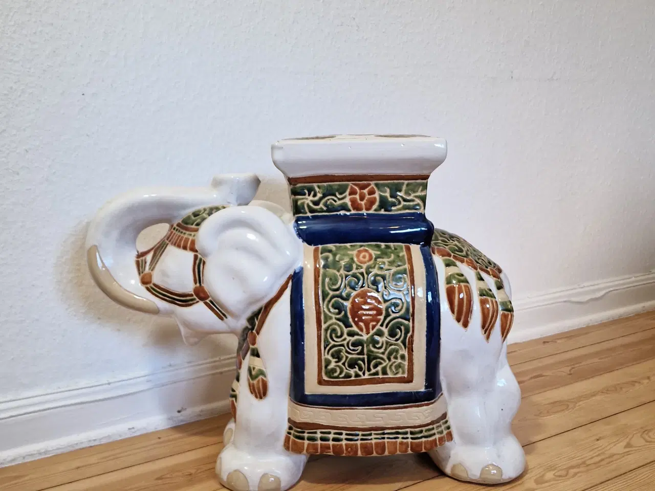 Billede 6 - Stor porcelæns elefant med østasiatisk mønster.