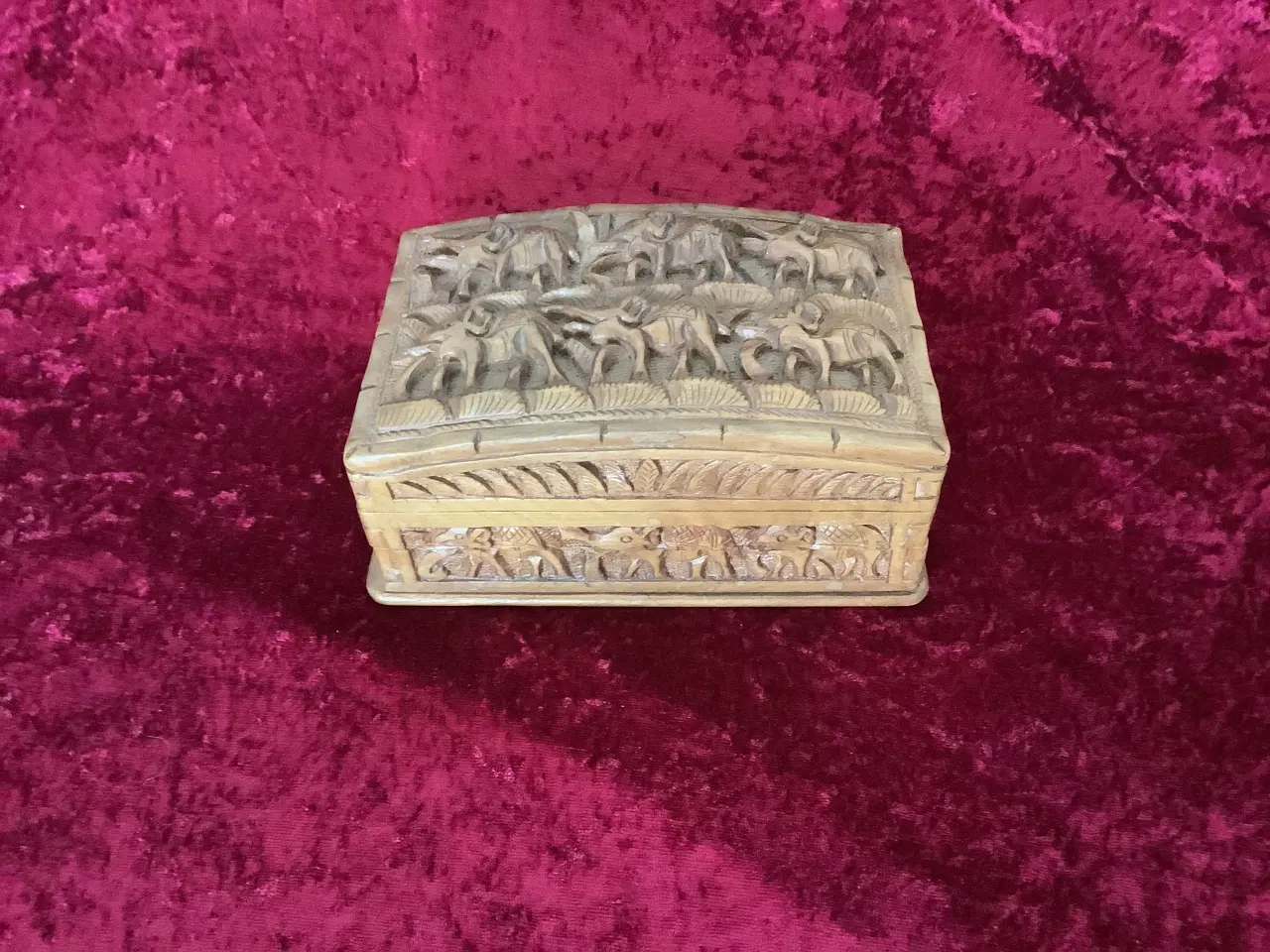 Billede 1 - Håndlavet smykkeskrin træ med udskæringer af elefa