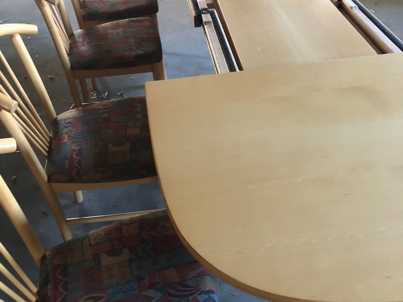 Billede 1 - Spisebord med 6 pæn stole 