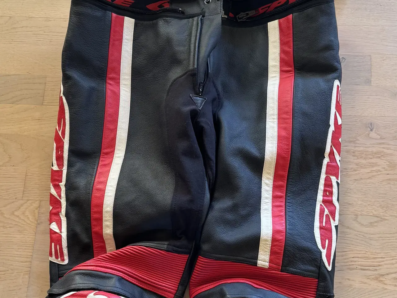 Billede 2 - Mc læder dragt str 58 brugt 1 gang helt som ny