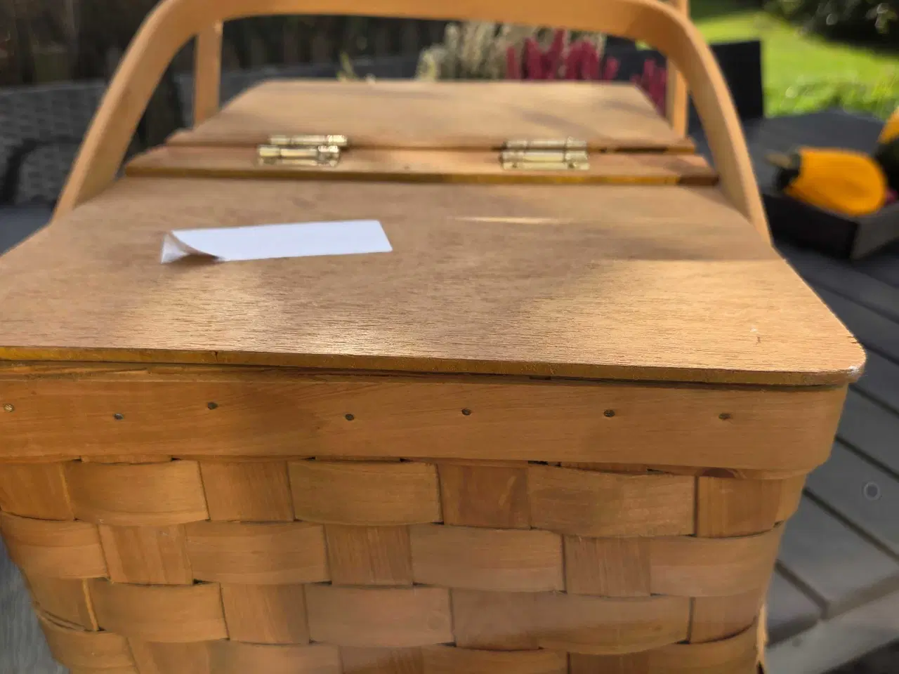 Billede 2 - Flot picnickurv i flet med låg og hanke.