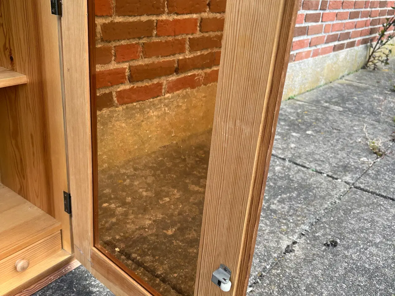 Billede 5 - Lille vitrine skab i træ med røgfarvet glas