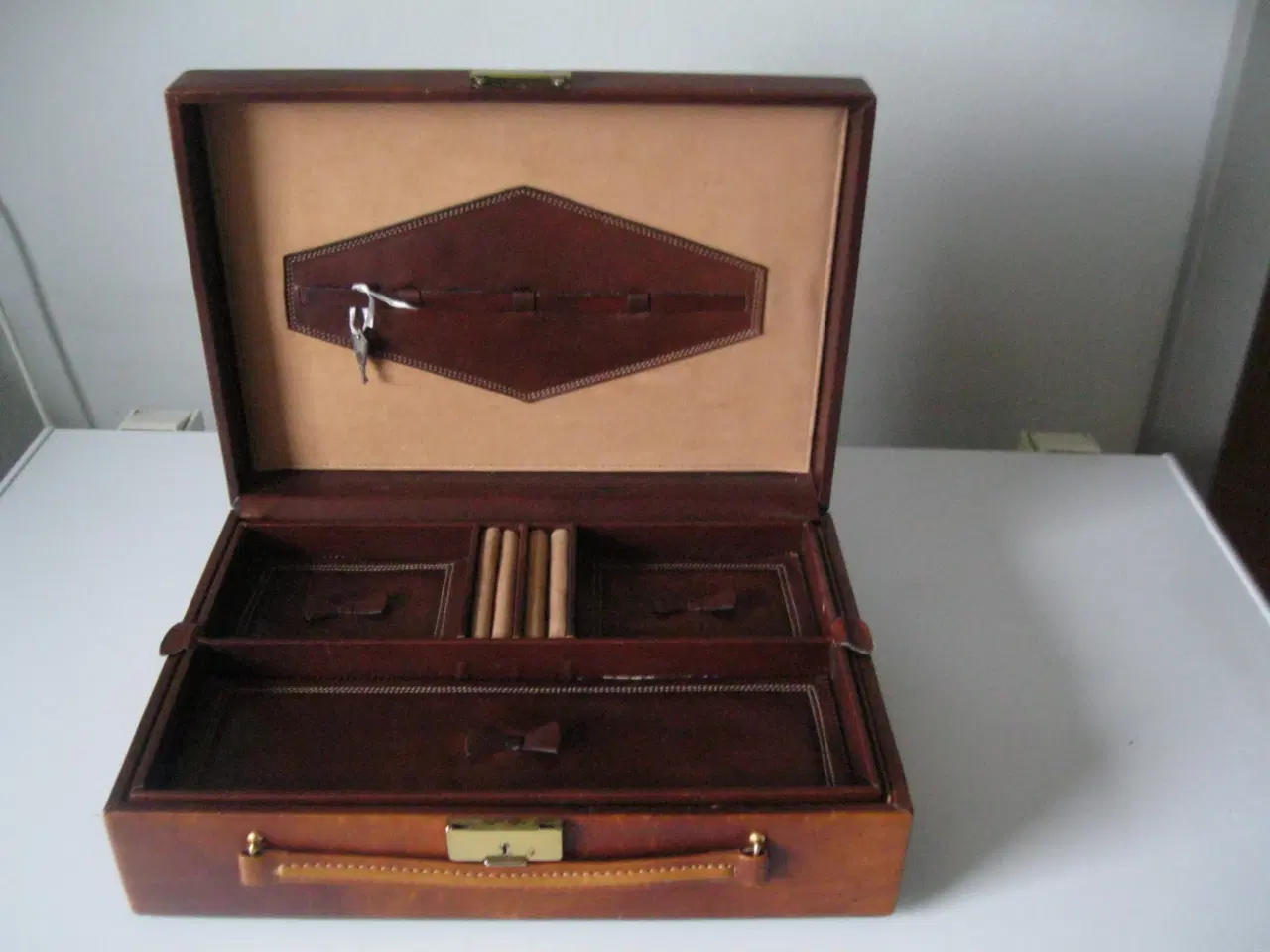 Billede 1 -  smykkeskrin læder og ruskind 32x22x10 cm. 