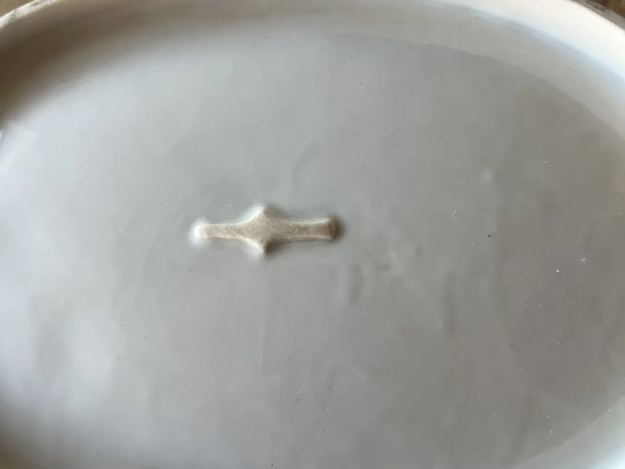 Billede 2 -  Hvidt porcelænsfad med blondekant 