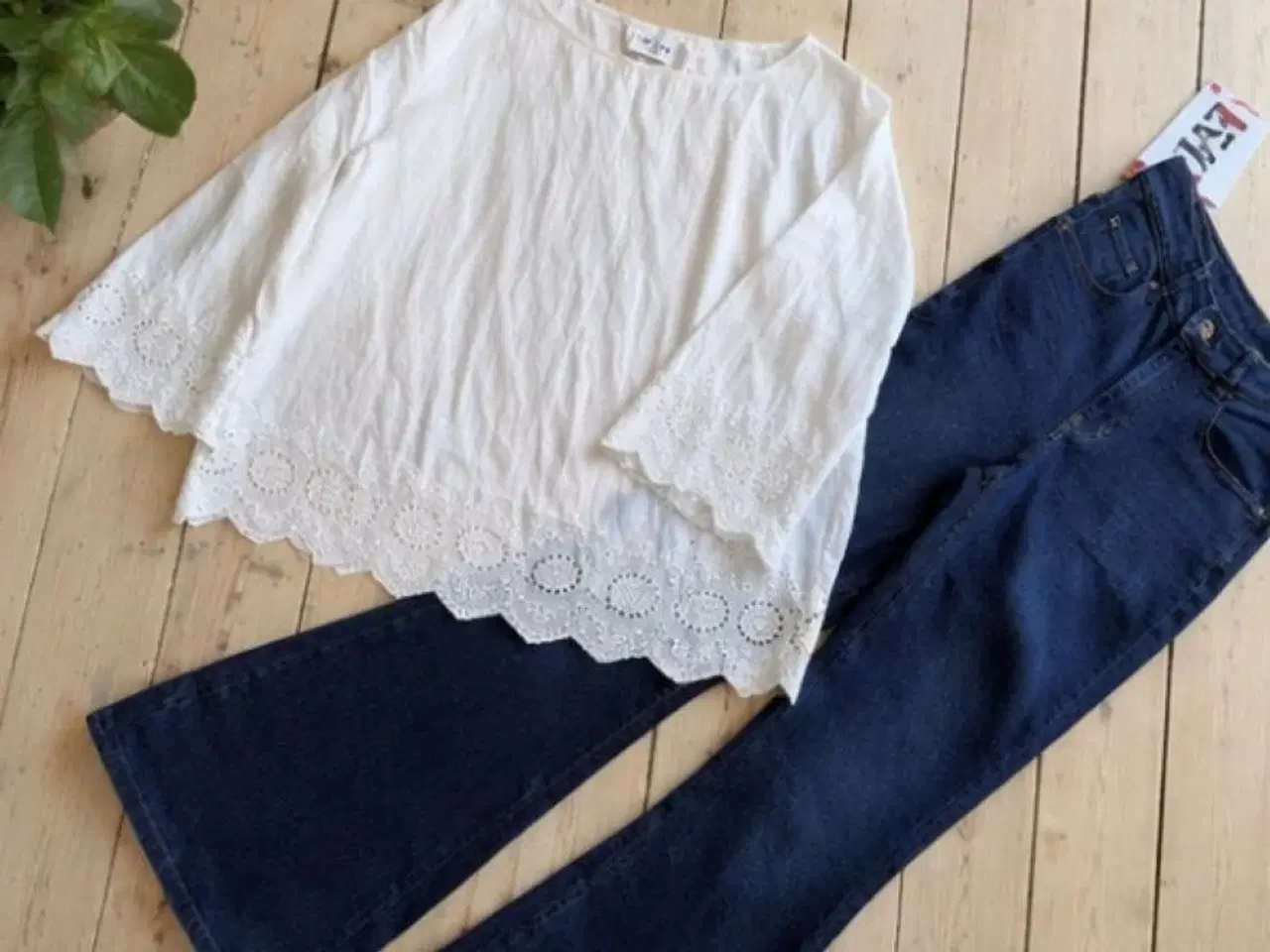 Billede 3 - Tunika med Broderie Anglaise. Ny med prismærke.