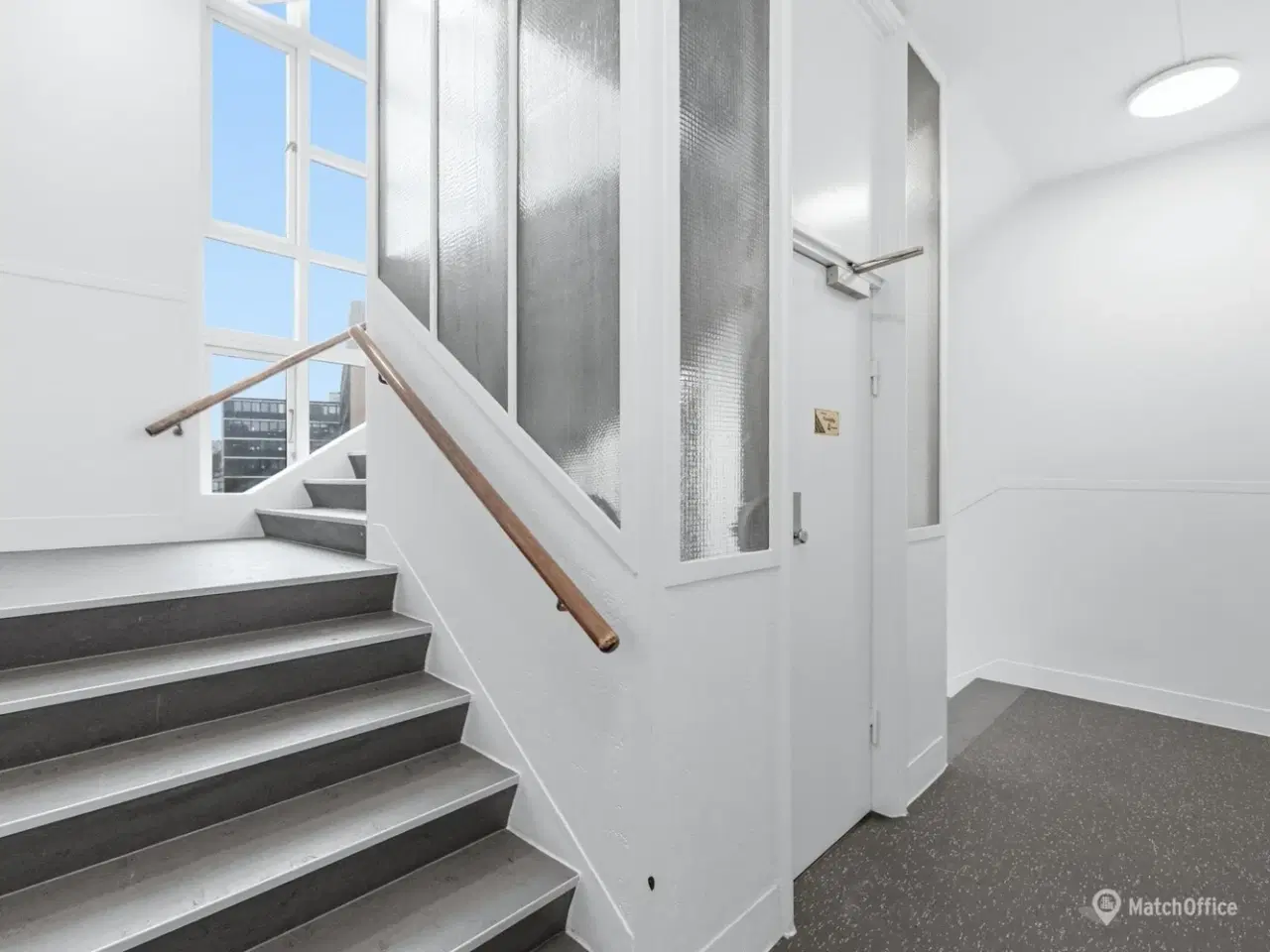 Billede 16 - Lyse kliniklokaler med central placering