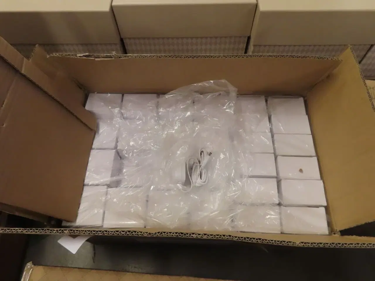 Billede 3 - kasse med oplader