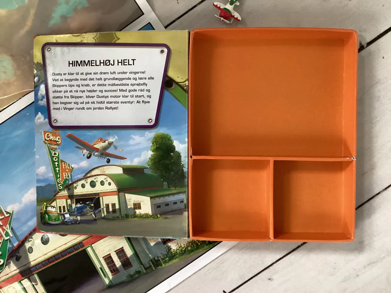 Billede 4 - Disney bog “Flyvemaskiner” med legeplade og flyver