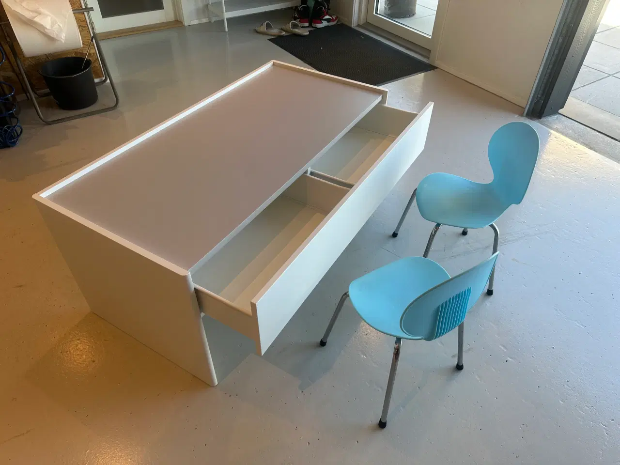 Billede 2 - Aktivitetsbord med opbevaring, hvid/grå