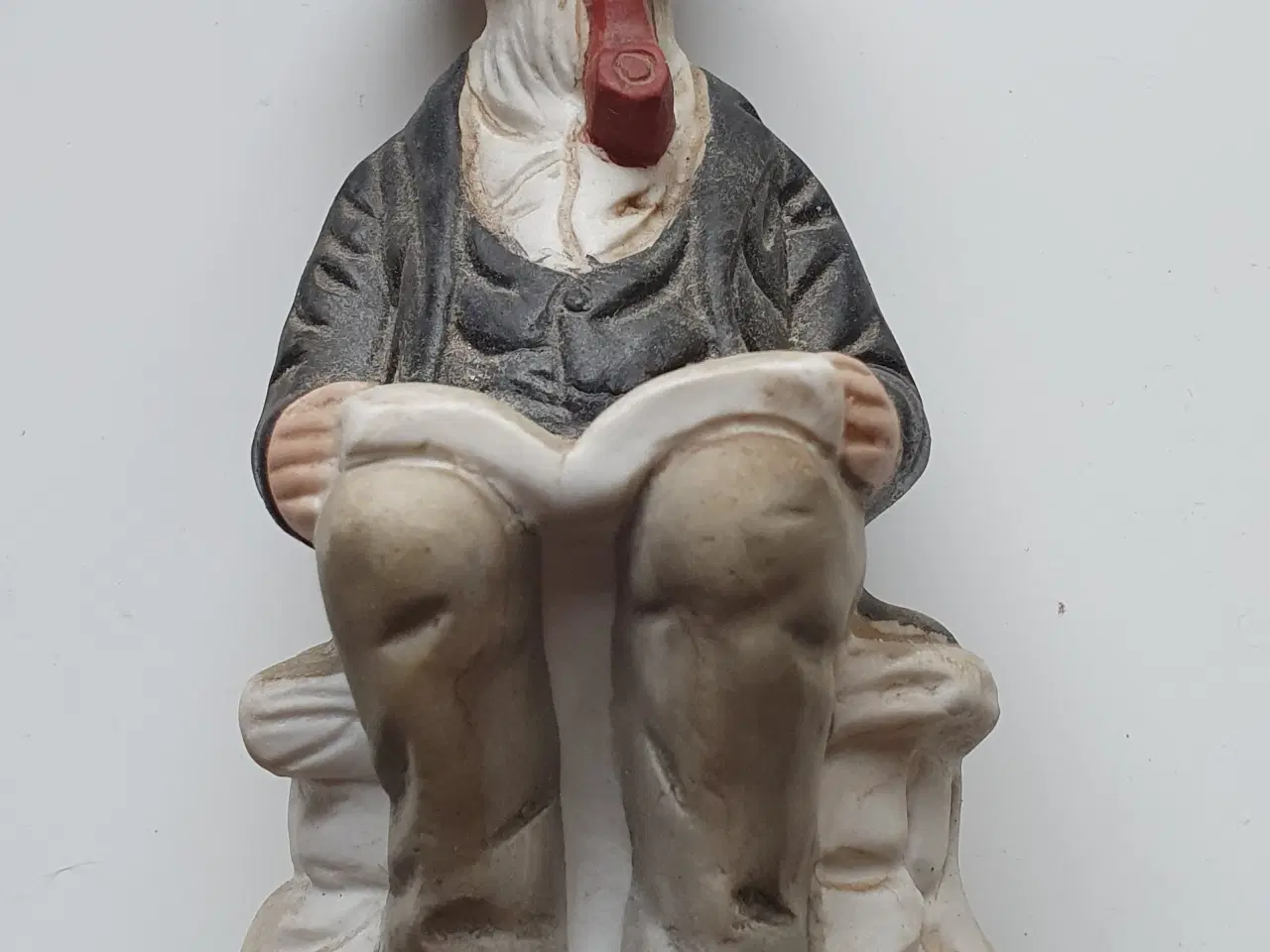 Billede 1 - Porcelænsfigur - Mand læser avis med pibe i munden
