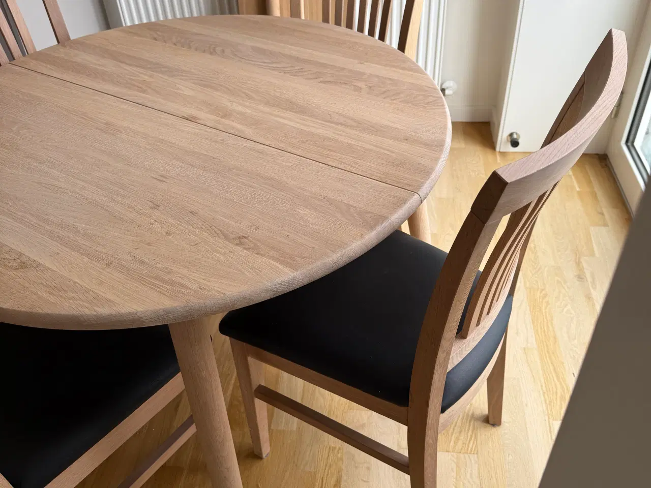 Billede 4 - Flot spisebord m. 3 tillægsplader og 4 stole