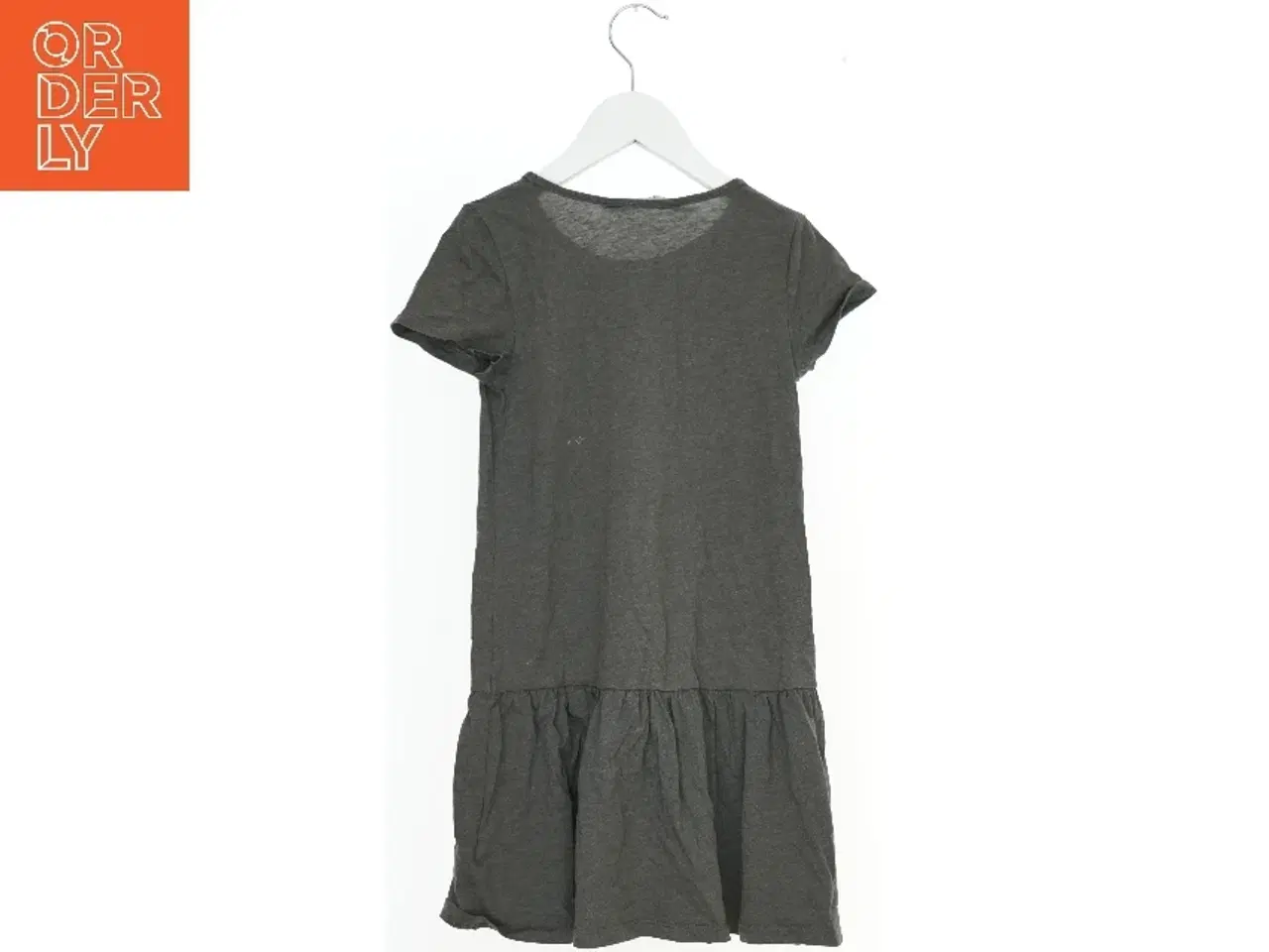 Billede 2 - Grå t-shirt kjole med print fra H&M (str. 128)
