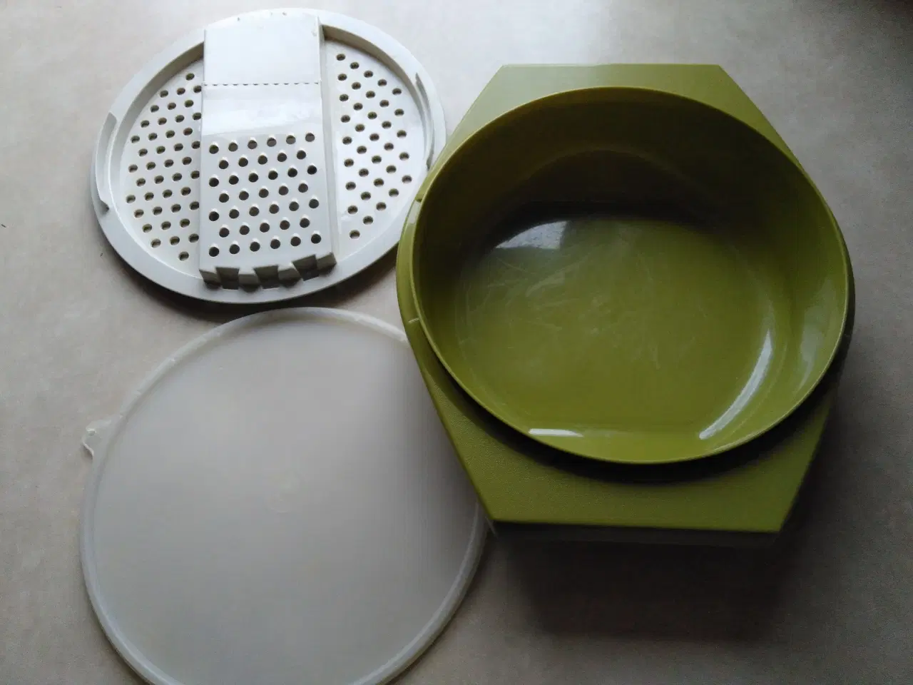 Billede 1 - Skål med rivejern og låg, Tupperware