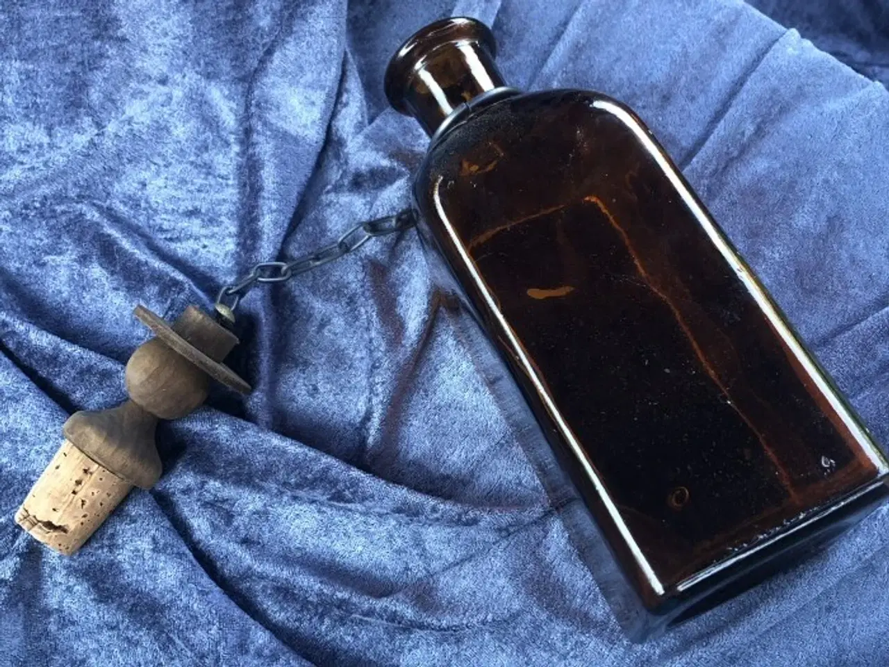 Billede 2 - Brun glas karaffel med træprop – ca 30 cm høj