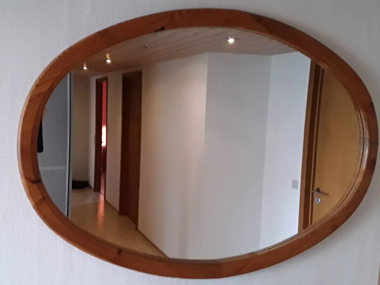 Billede 2 - spejl på væggen der - Ovalt spejl