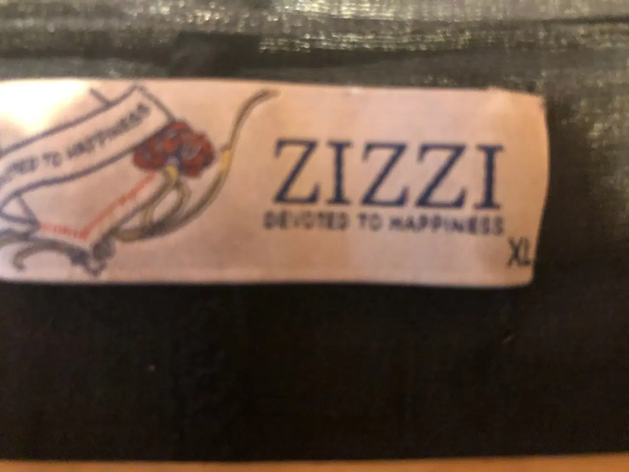 Billede 2 - Sort bluse med korte ærmer fra Zizzi