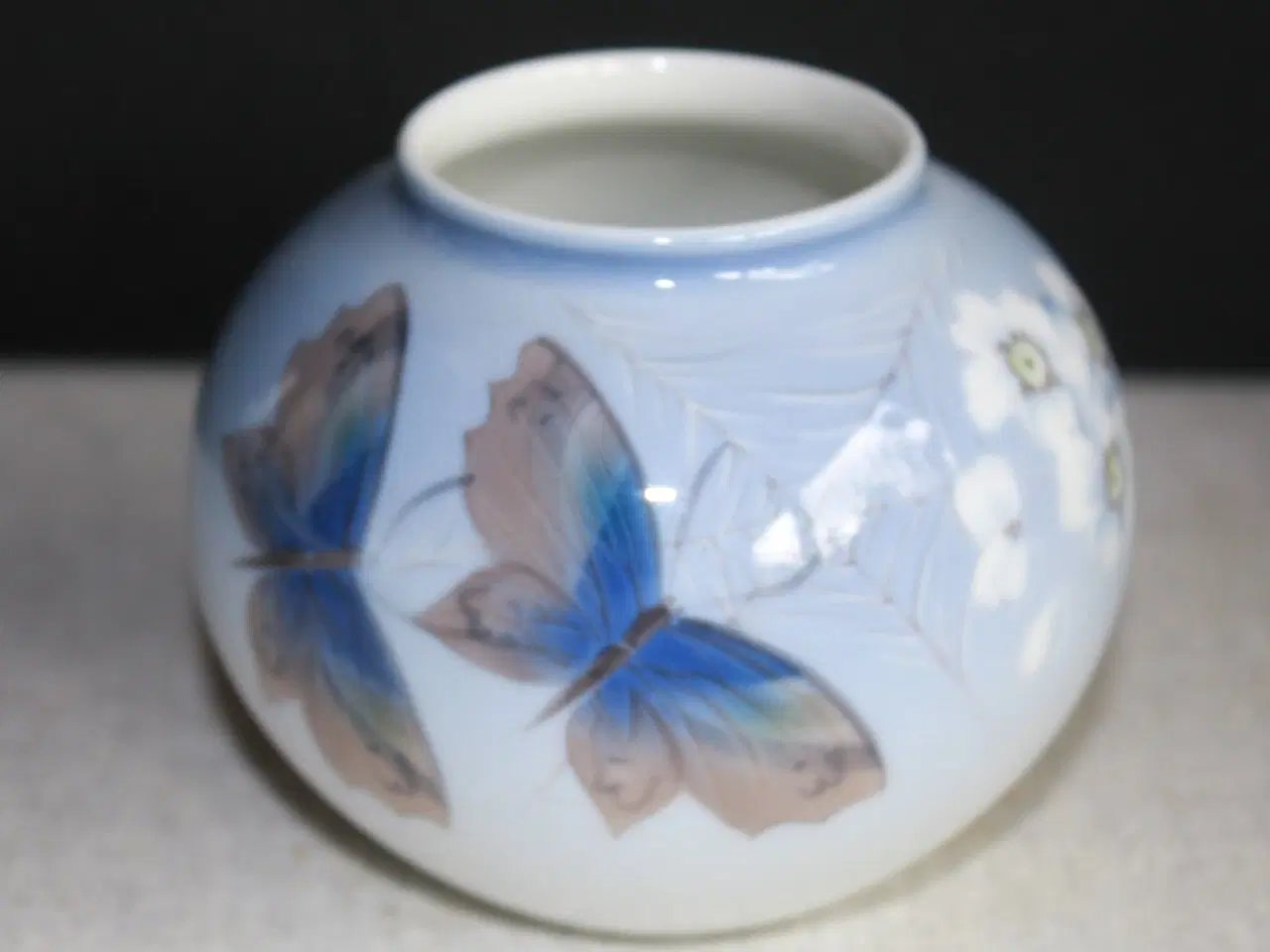 Billede 7 - Vase med sommerfugle fra Royal Copenhagen