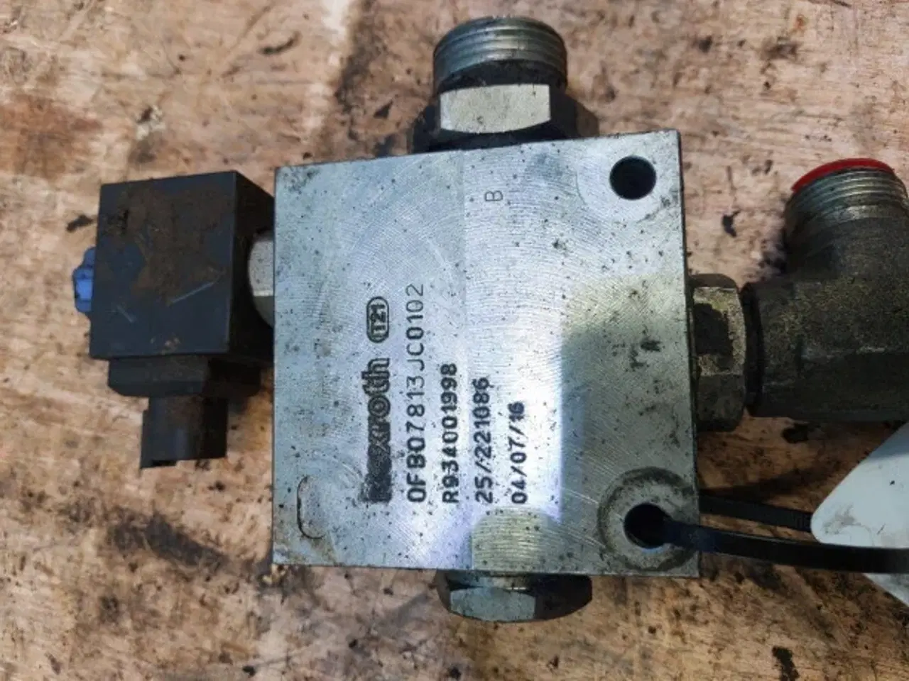 Billede 2 - JCB 4CX Ventilblok R934001998