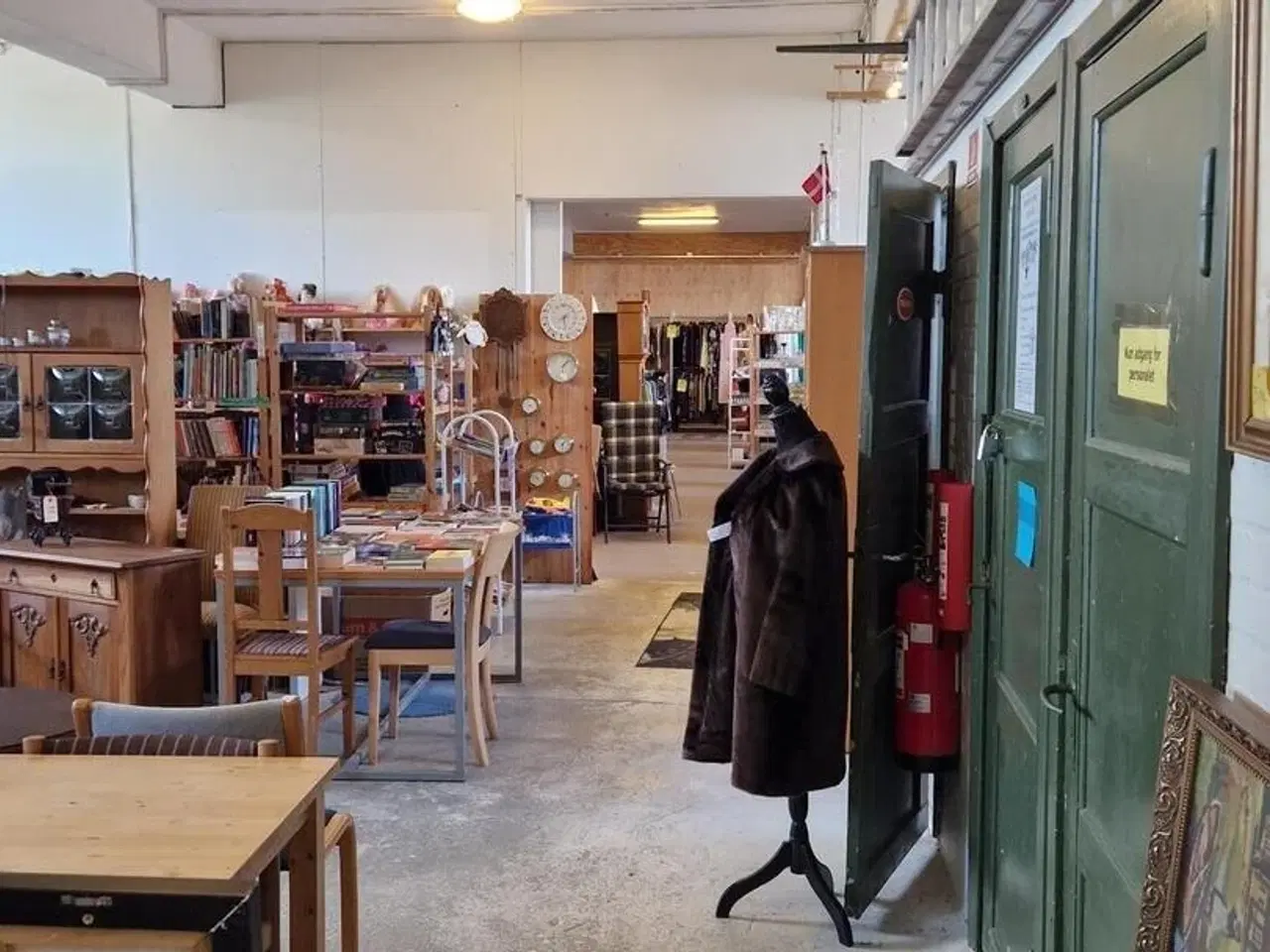 Billede 6 - Lyst lagerlokale med kontorpladser..