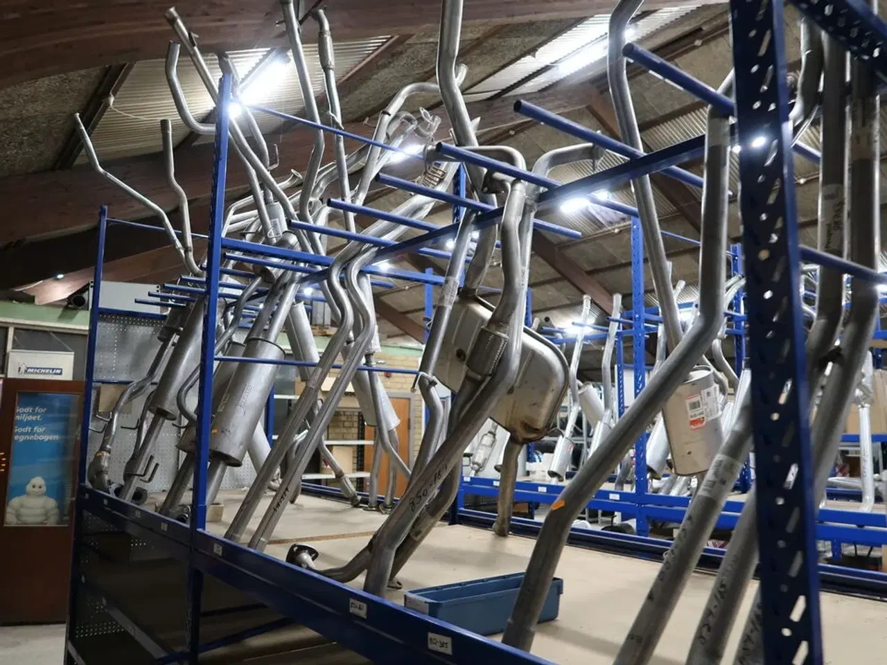 Billede 6 - Indhold i lagerreol