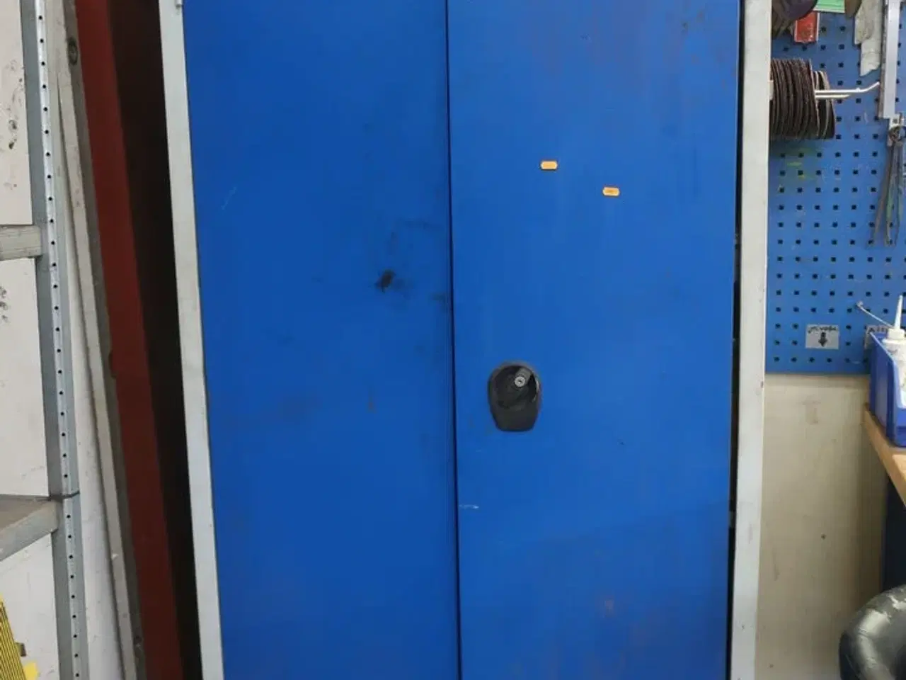 Billede 1 - Stålskab med indhold