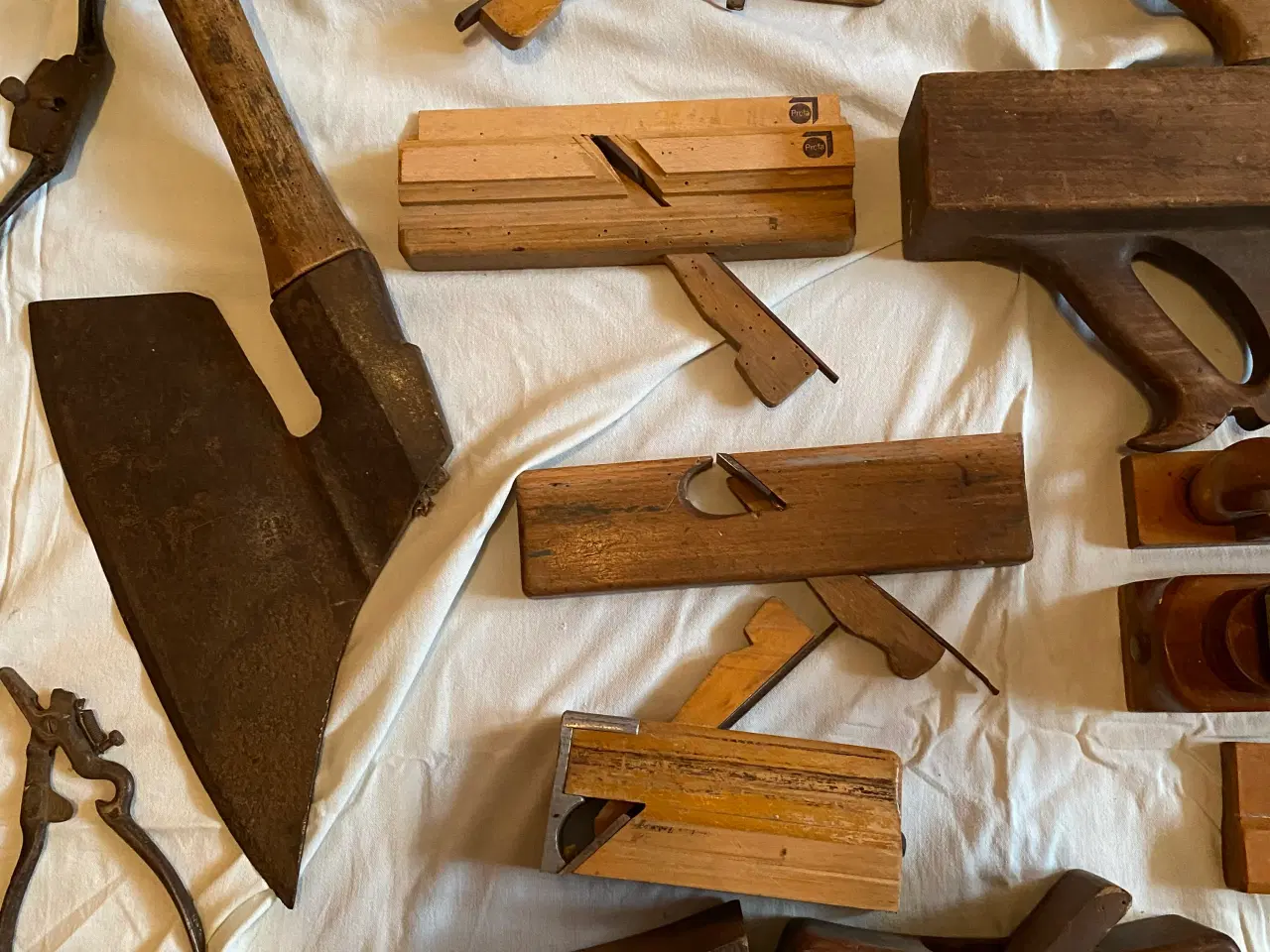 Billede 3 - Diverse høvle fra snedker og tømrer samt økse 