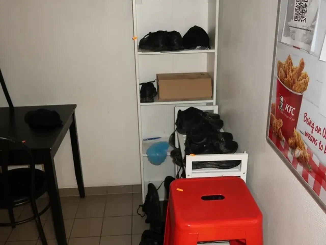 Billede 2 - Bord, 3 stk. stole, reol, omklædningsskabe m.m.