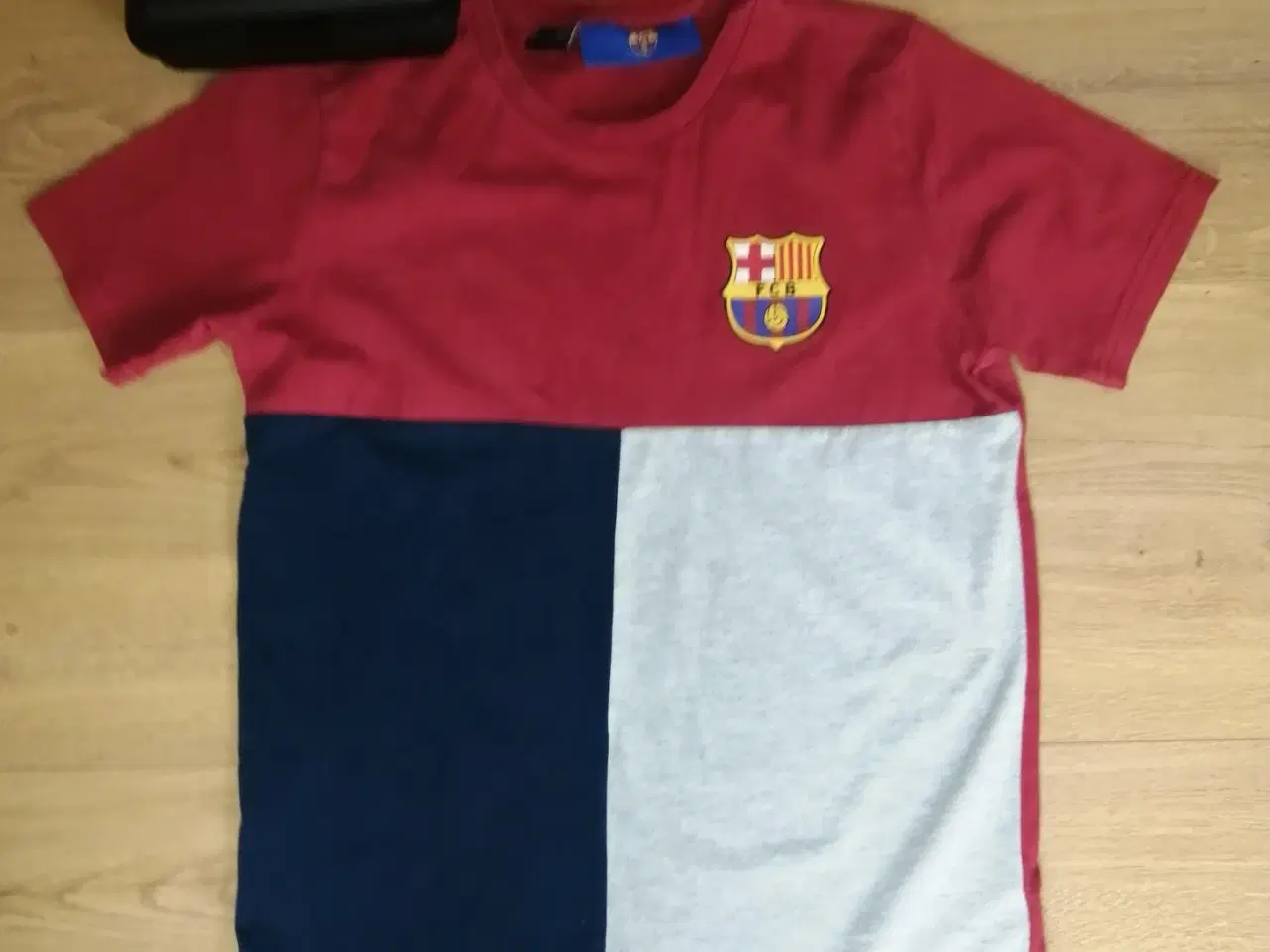 Billede 2 - FC BARCELONA TSHIRT 12-13 ÅR OG NY MADKASSE