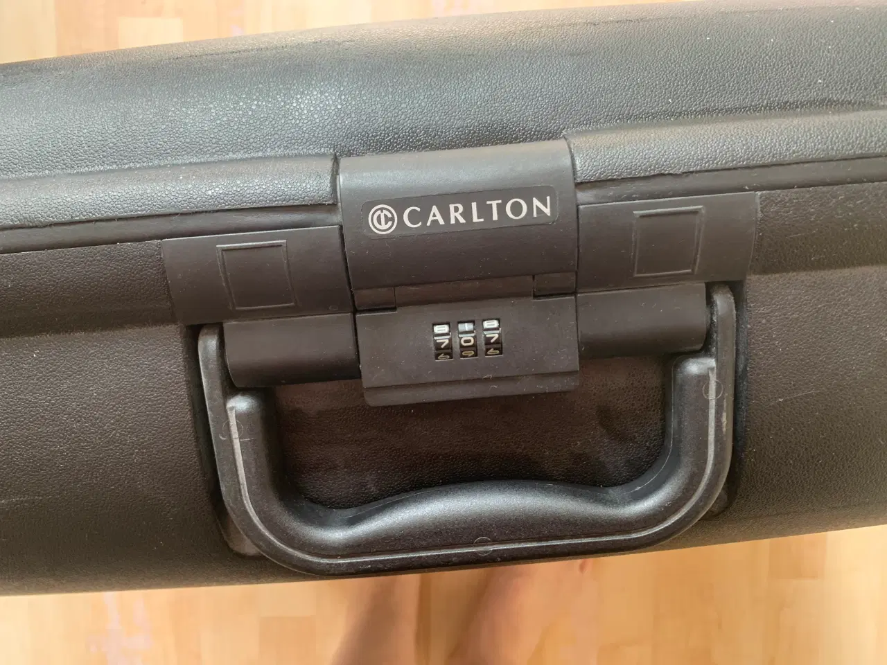 Billede 3 - Carlton stabil kuffert med to hjul og kodelås