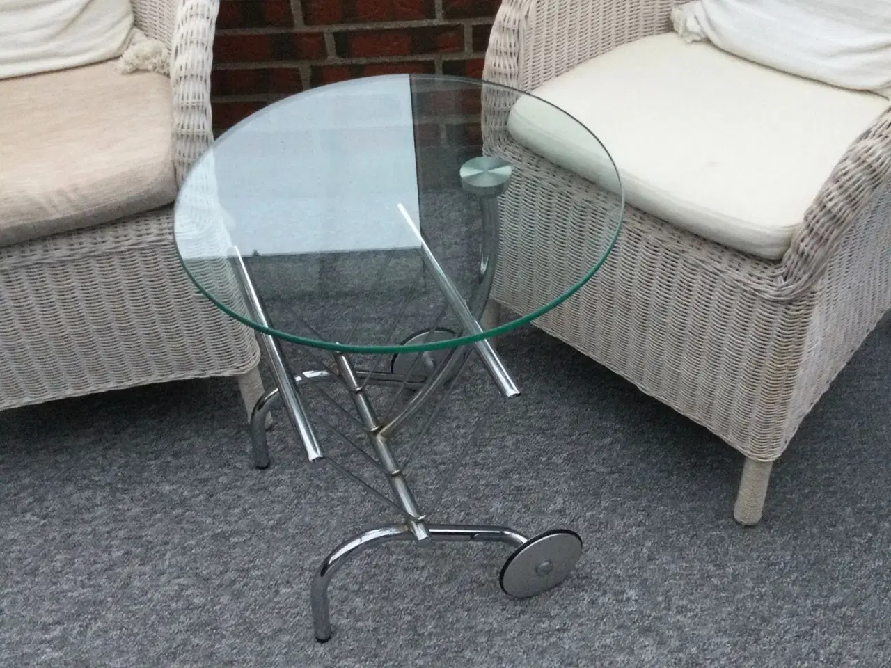 Billede 5 - To kurvestole og lille rundt glasbord