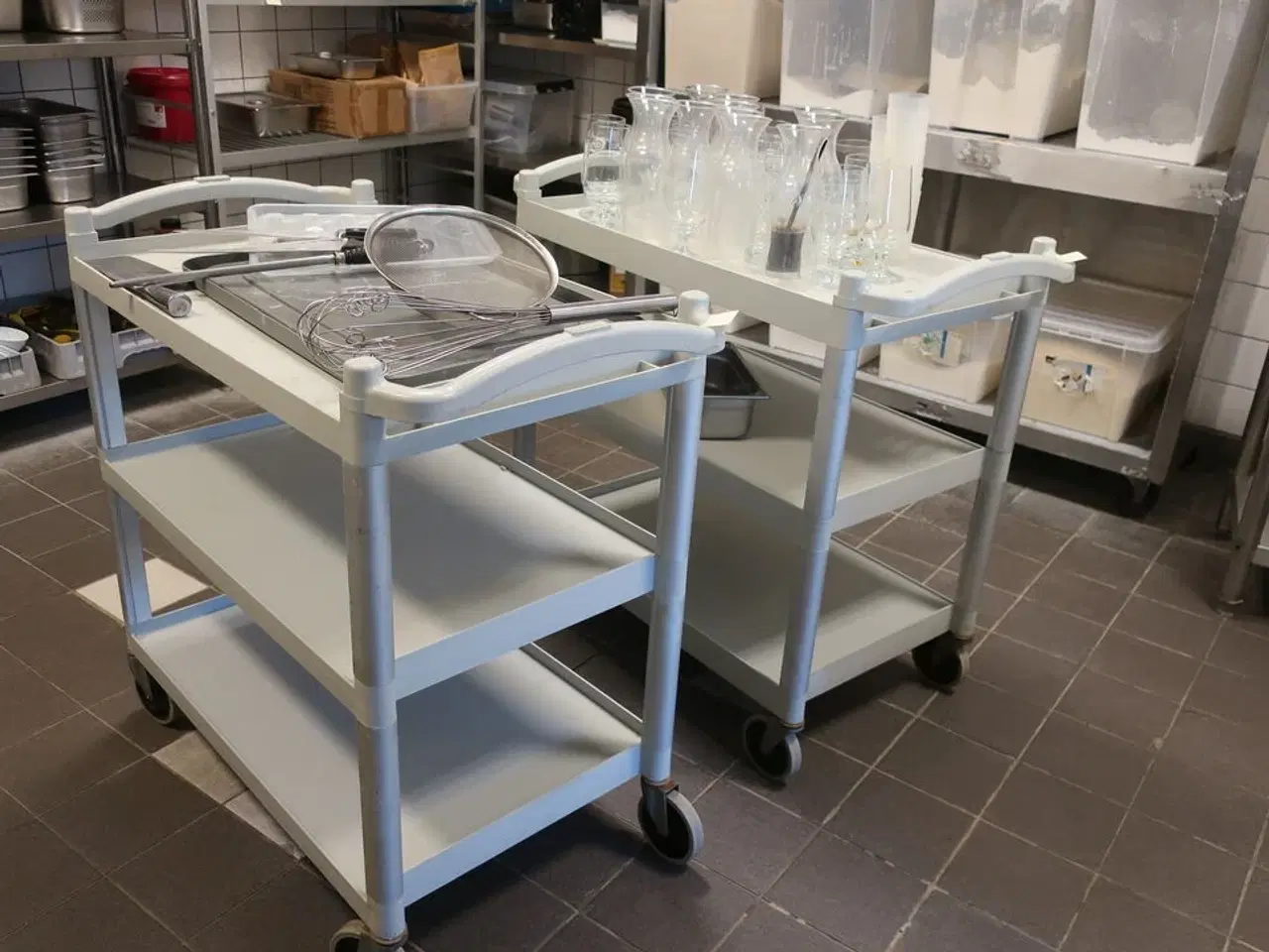 Billede 1 - To rulleborde med indhold