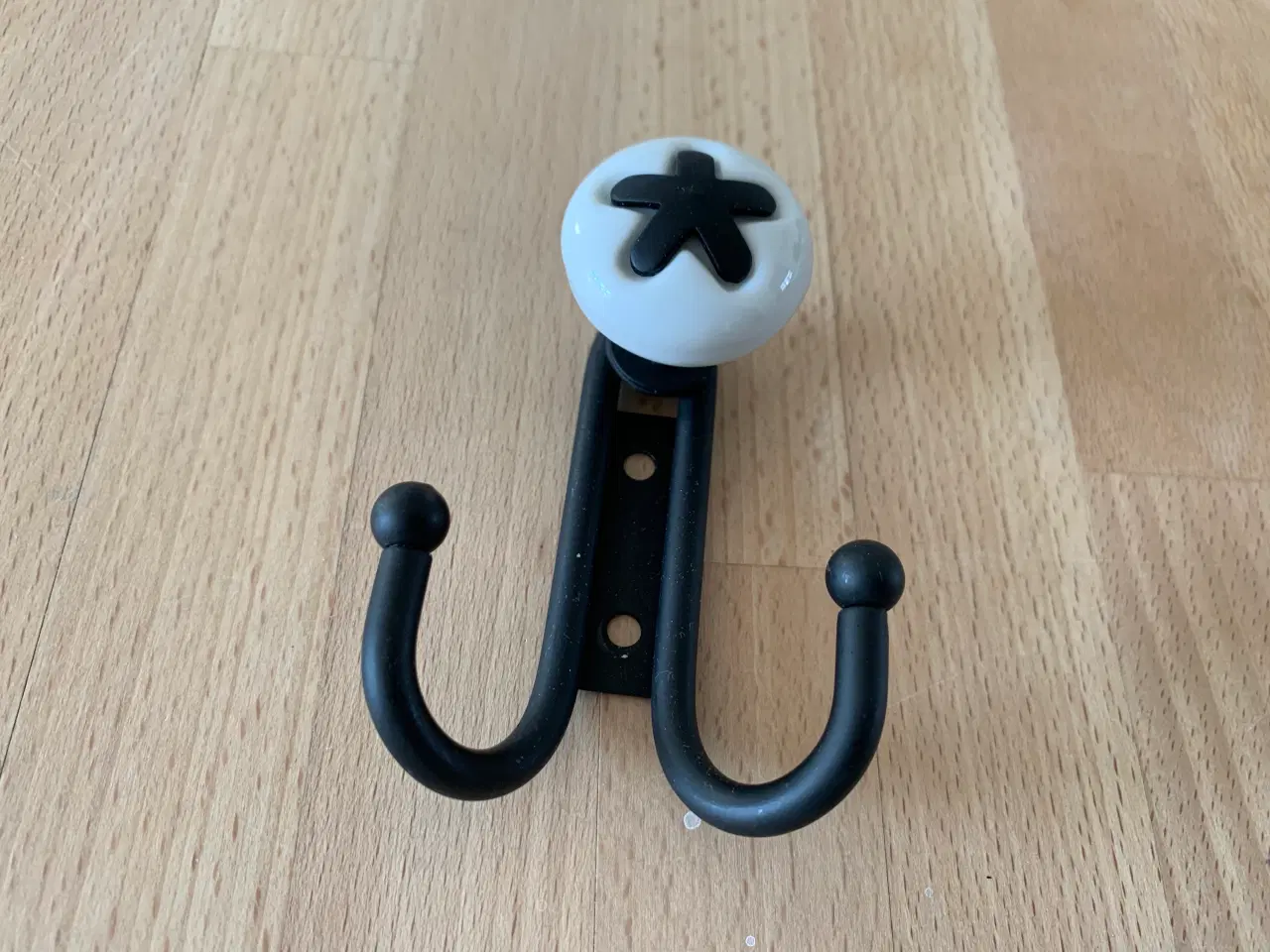 Billede 1 - Smuk sort/hvid knage i stål og med porcelænsknap