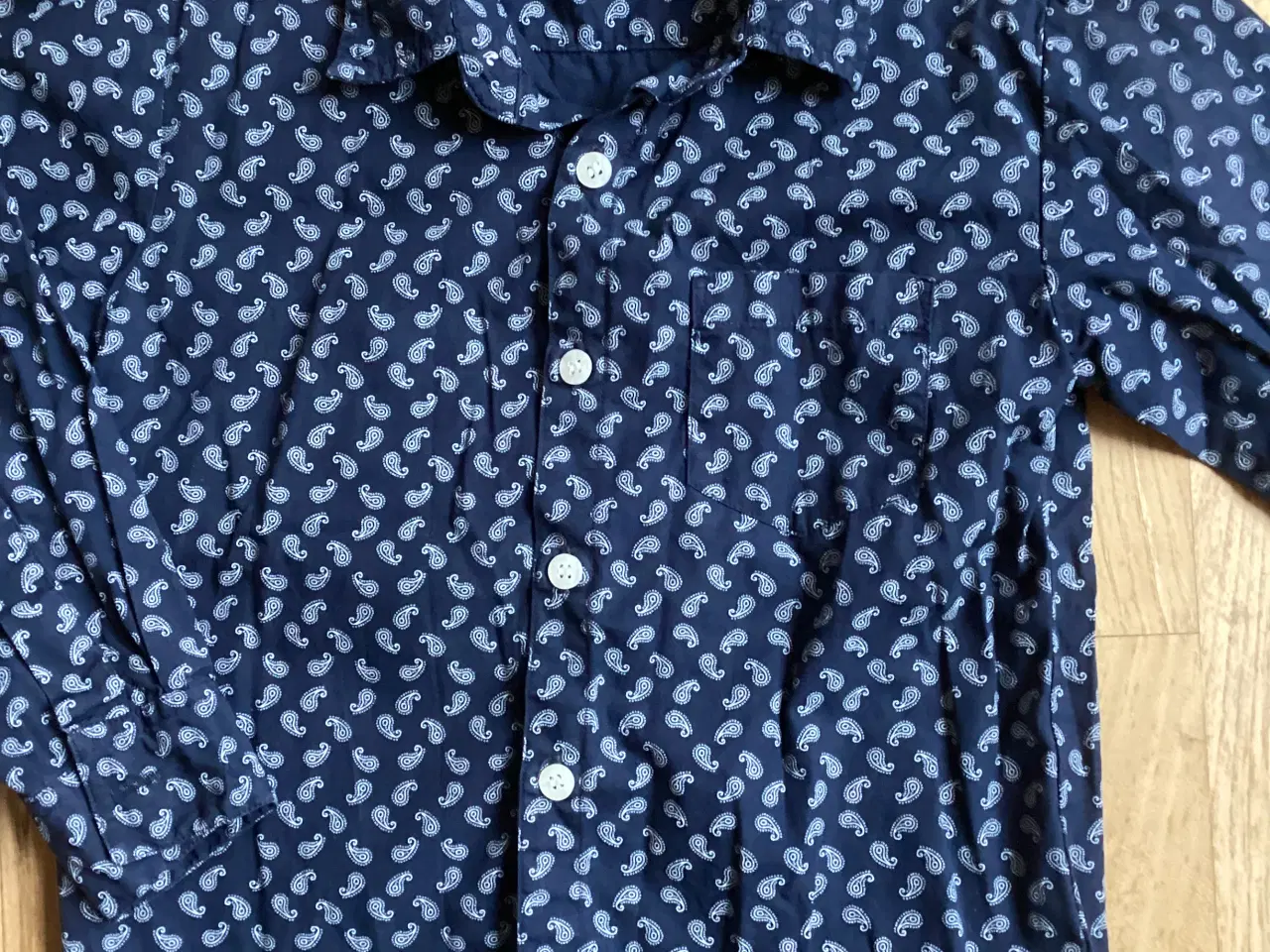 Billede 1 - Mørkeblå med mønster skjorte 